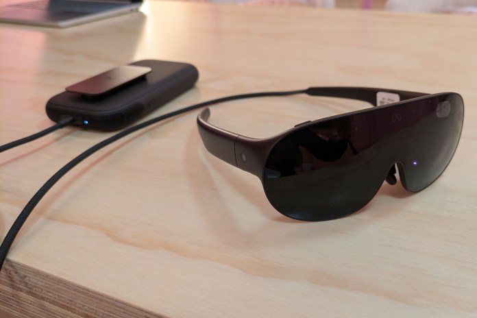 Meta VR Glasses và compute puck